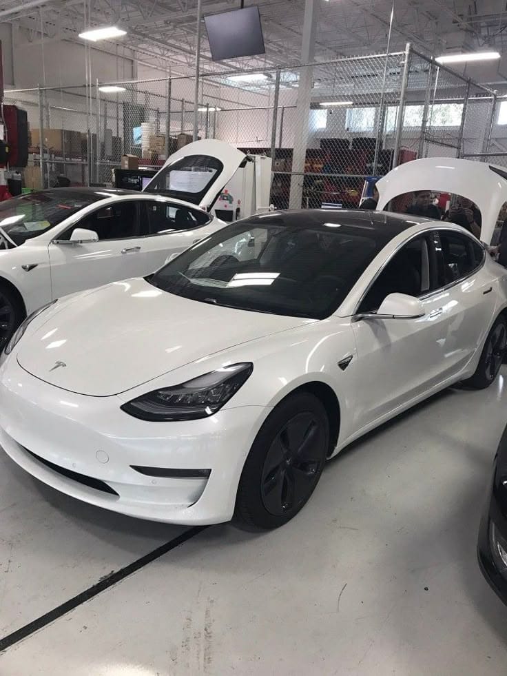Tesla Model 3 — Récompense principale — Trois-quarts arrière