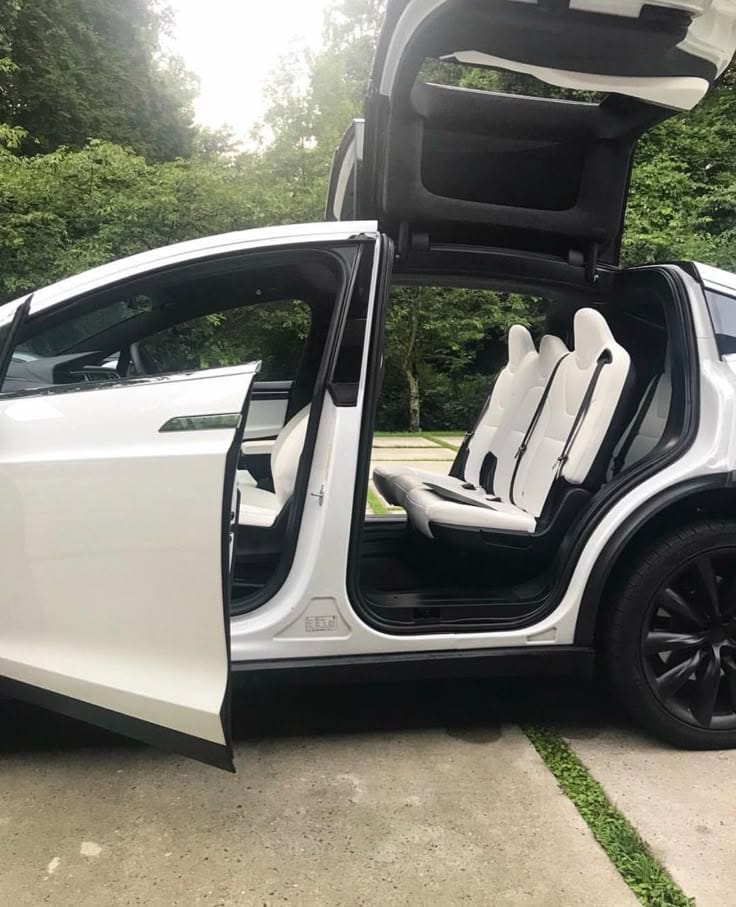 Tesla Model X — Deuxième véhicule — Arrière & accès
