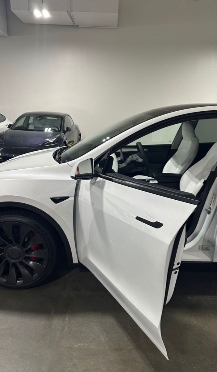 Tesla Model Y — Troisième véhicule — Avant / Latéral