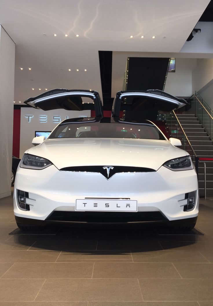 Tesla Model X — Deuxième véhicule — Avant / Portes ouvertes