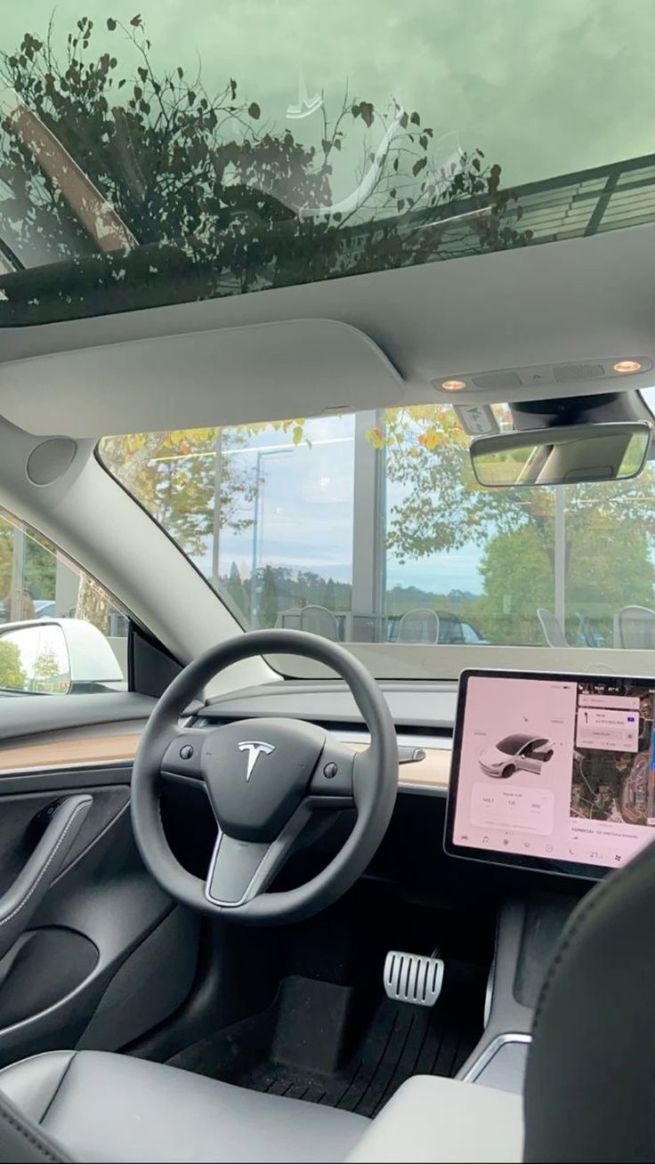 Tesla Model 3 — Récompense principale — Intérieur & volant
